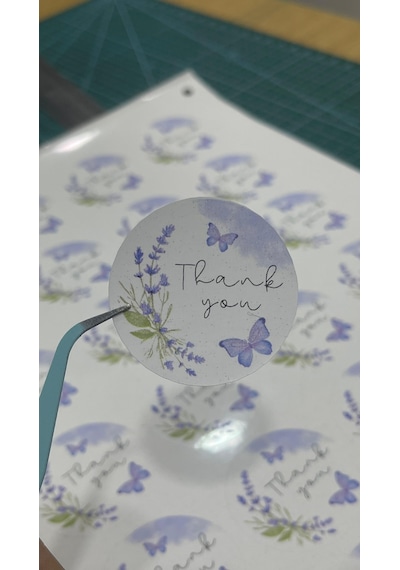 Thank You Yazılı Mor Çiçekli Hediye Paketi Süsleme Etiketi 4x4 Cm 24 Adet- Arletikettasarım Beyaz