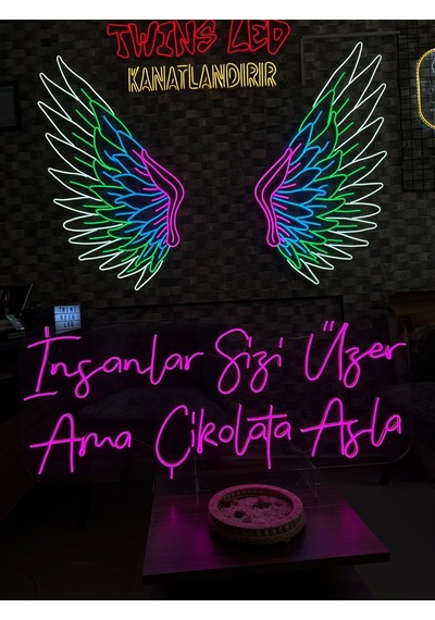 İnsanlar Sizi Üzer Ama Çikolata Asla Yazılı Neon Tabela Pembe