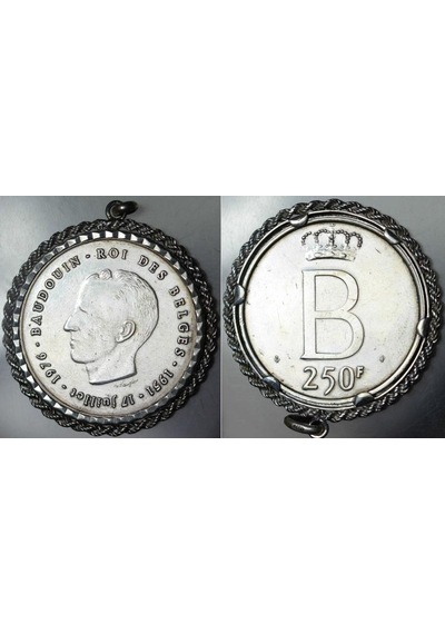 Belçika Gümüş 250 Frank 1976 Hatıra Para'dan Yapılma Güzel Çerçeveli Kolye. Çerçevesi Dahil 31,25 Gram Gümüş.