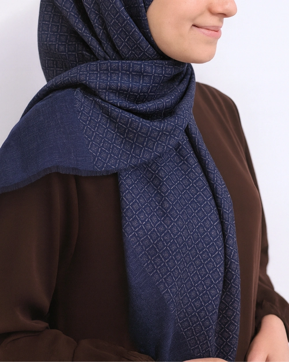 Bilenler Desenli Denim Eşarp 95x95 Cm, Kaymaz, Dört Mevsim Kullanıma Uygun Lacivert