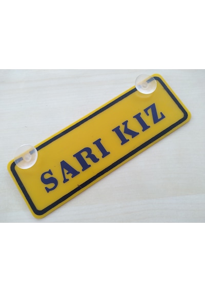 Sarı Kız Yazılı Sarı Dekor Plaka 22x7,5cm Vantuzlu Pleksi Dekor Levha Sarı Plaka 1 Adet