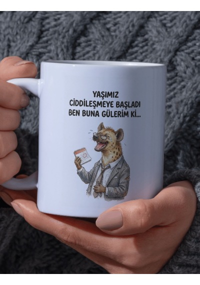 "yaşımız Ciddileşmeye Başladı Ben Buna Gülerim Ki..." Yazılı Gülen Sırtlan Tasarımlı Kupa