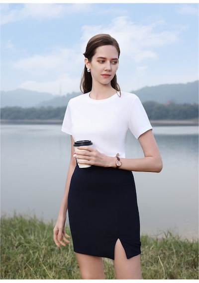 New Performance Premium Basic T-shirt %52,2 Polyester %37,1 Pamuk %3,2 Asetat Lifi %2,6 Dut İpeği %2,5 Keten %2,4 Spandeks Beyaz