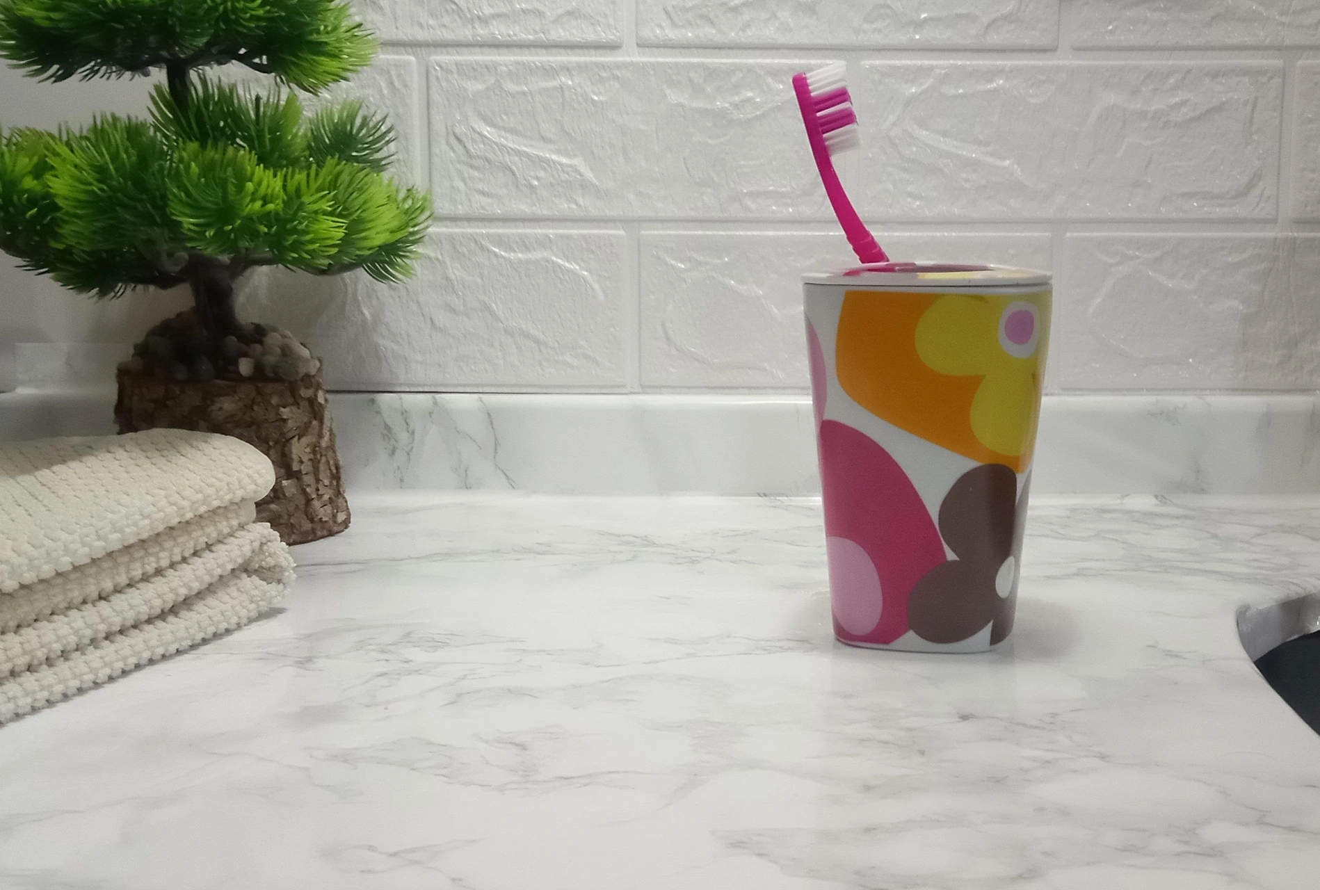 2 Adet Diş Fırçalık Kırmızı Papatya Melamin 7x7x11cm Banyo Seti Çok Renkli