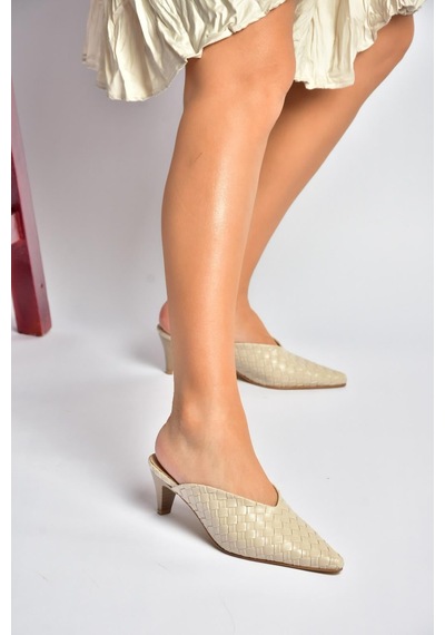 Fox Shoes Y654660709 Bej İnce Topuklu Önü Kapalı Kadın Terlik