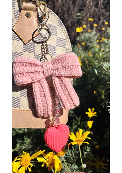 Maıson De Mode El Örgüsü Pembe Fiyonk Ve Kalp Detaylı Kristal Boncuklu Çanta Charmı Açık Pembe