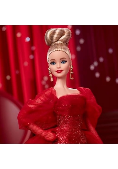 Işıltılı Kırmızı Tül Elbisesi, Damla Küpeleri Ve Tül Eldivenleri İle Sarı Saçlı Bebek, Koleksiyona Uygun Mattel 80. Yıl Dönümü Bebeği, Jbj17