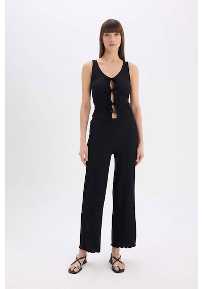 DeFacto Slim Fit Dar Kesim V Yaka Önden Bağlamalı Bürümcük Kolsuz Bluz D3568AX25SPBK81