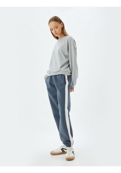 Koton Oversize Jogger Eşofman Altı Beli Bağcıklı Şerit Detaylı Cepli Şardonlu Gri 5wal40073ık Gri Koton Oversize Jogger Eşofman Altı Beli Bağcıklı Şerit Detaylı Cepli Şardonlu Gri 5wal40073ık Gri