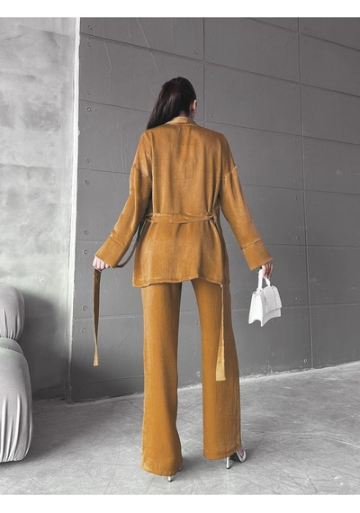Fashion Cocktail Soft Yumuşak Saten Kumaşlı Büzgü Bağlama Lastikli Kroplu Ceketli Pantolonlu 3 Lü Takım Dore Fashion Cocktail Soft Yumuşak Saten Kumaşlı Büzgü Bağlama Lastikli Kroplu Ceketli Pantolonlu 3 Lü Takım Dore