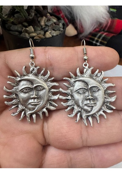 Herşey Nota Yüz Detaylı Güneş Formlu Metal Figür Küpe Sallantılı Tasarım Küpe Çok Renkli