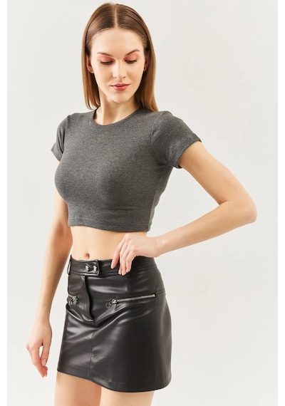 Butikgiz Kadın Kısa Kol Bisiklet Yaka Vücuda Oturan %100 Pamuklu Kaşkorse Esnek Crop Bluz Füme