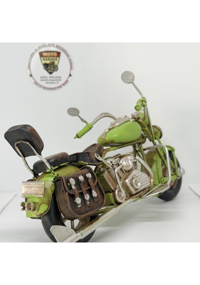 Nostaljik Deri Çantalı Yeşil Chopper - 1:18 Ölçek 12cm Dekoratif Motosiklet Modeli Nostaljik Deri Çantalı Yeşil Chopper - 1:18 Ölçek 12cm Dekoratif Motosiklet Modeli