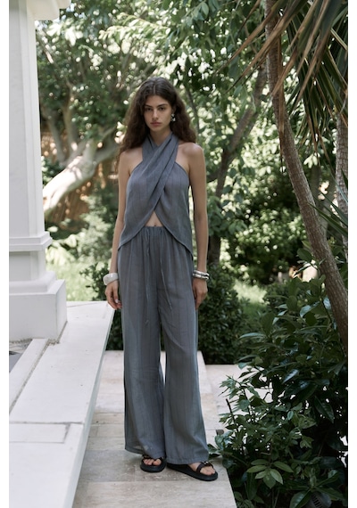 Mai Collection Mai Studios Co. Cadhas Boyundan Bağlamalı Füme Crop Pantolon Takım Füme Mai Collection Mai Studios Co. Cadhas Boyundan Bağlamalı Füme Crop Pantolon Takım Füme