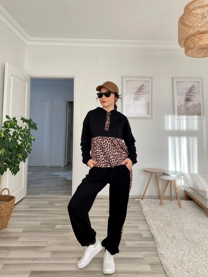 De'charme Kadın Uzun Kollu Leopar Detay Sweat Ve Yanı Leopar Şerit Detay Pantolon Ikili Takım Siyah De'charme Kadın Uzun Kollu Leopar Detay Sweat Ve Yanı Leopar Şerit Detay Pantolon Ikili Takım Siyah