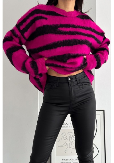 Femelle Kadın Fuşya Yeni Sezon Zebra Desen Standart Beden Geniş Kalıp Oversize Triko Kazak Femelle Kadın Fuşya Yeni Sezon Zebra Desen Standart Beden Geniş Kalıp Oversize Triko Kazak