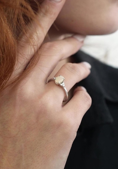 Opal Oval Tektaş Pırlanta Yüzük Beyaz