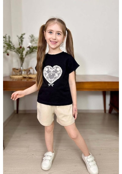 Riccotarz Kız Çocuk Göğsünde Dantel İşleme Kalp Detaylı Siyah T-shirt Beli Lastikli Şortlu Takım Riccotarz Kız Çocuk Göğsünde Dantel İşleme Kalp Detaylı Siyah T-shirt Beli Lastikli Şortlu Takım