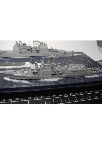 Dragon 7068 1/700 Ölçek, U.s.s. Ingraham Ffg-61, Klasik Tahrikli Füze Firkateyni Plastik Model Kiti