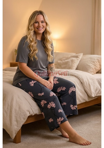 Lady Gri Renk, Çiçek Desenli 10739 Pamuklu Büyük Beden Kapri Anne Pijama Takımı Gri - Pembe Lady Gri Renk, Çiçek Desenli 10739 Pamuklu Büyük Beden Kapri Anne Pijama Takımı Gri - Pembe