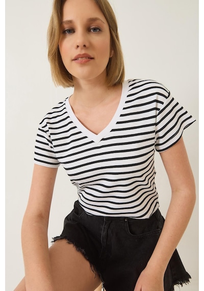Shade Kadın V Yaka Çizgili Rahat Kalıp Basic T-shirt 60283205 - Siyah-beyaz Siyah - Beyaz Shade Kadın V Yaka Çizgili Rahat Kalıp Basic T-shirt 60283205 - Siyah-beyaz Siyah - Beyaz