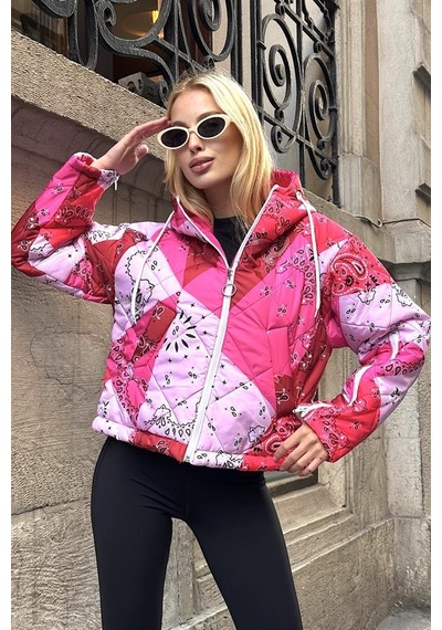 Pembe Desenli Kapüşonlu Kolları Fermuarlı Kısa Şişme Mont