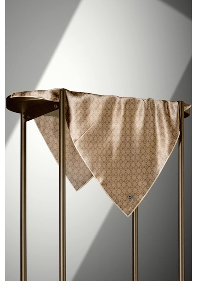 Vissona %100 Twill İpek Monogram Desenli Bej Renkli 90x90 Eşarp Dikim Şekli : El Dikişi Çok Renkli