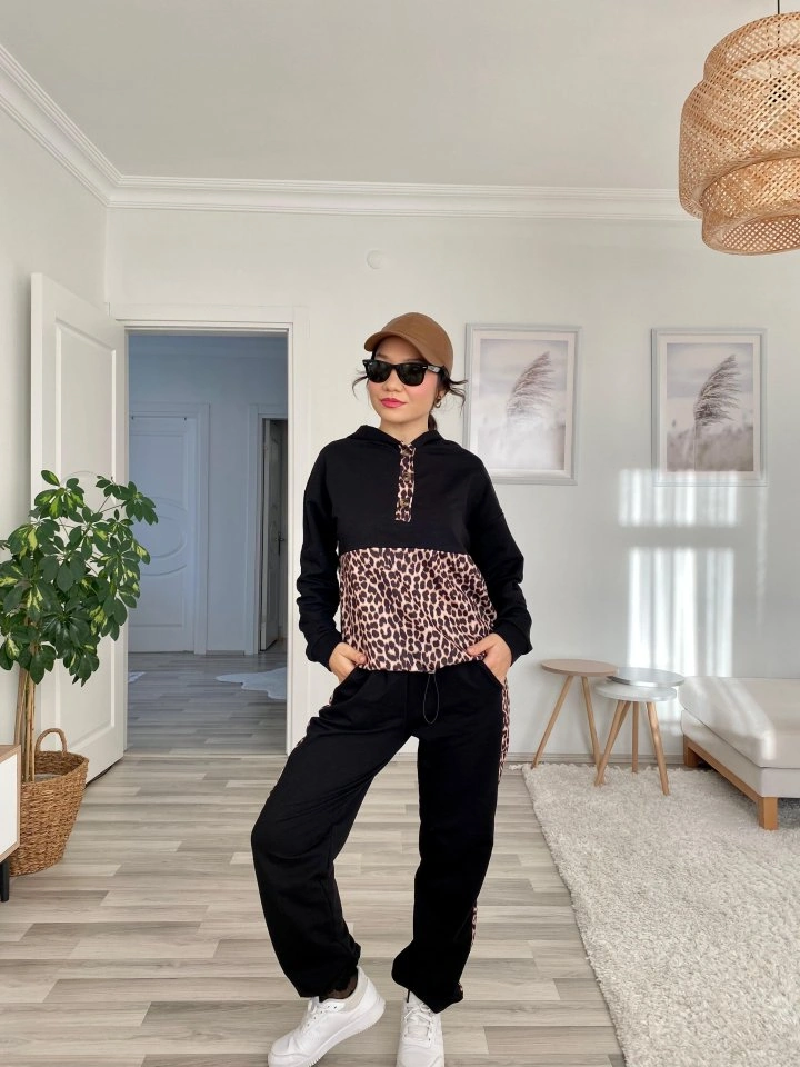 De'charme Kadın Uzun Kollu Leopar Detay Sweat Ve Yanı Leopar Şerit Detay Pantolon Ikili Takım Siyah De'charme Kadın Uzun Kollu Leopar Detay Sweat Ve Yanı Leopar Şerit Detay Pantolon Ikili Takım Siyah
