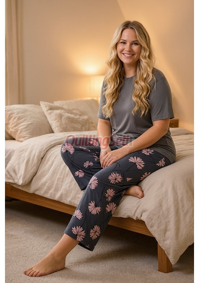 Lady Gri Renk, Çiçek Desenli 10739 Pamuklu Büyük Beden Kapri Anne Pijama Takımı Gri - Pembe Lady Gri Renk, Çiçek Desenli 10739 Pamuklu Büyük Beden Kapri Anne Pijama Takımı Gri - Pembe