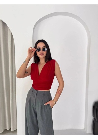Freedom Storee Kadın Vatkalı Kolsuz V Yaka Drapeli Crop Bluz Likralı Fit - Kırmızı Çok Renkli