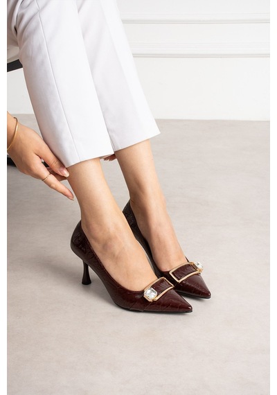 Dabab Shoes Sena Kadın Bordo Kırışık Rugan Sivri Burun Taşlı Toka Detaylı 7 Cm İnce Topuklu Stiletto Ayakkabı Dabab Shoes Sena Kadın Bordo Kırışık Rugan Sivri Burun Taşlı Toka Detaylı 7 Cm İnce Topuklu Stiletto Ayakkabı