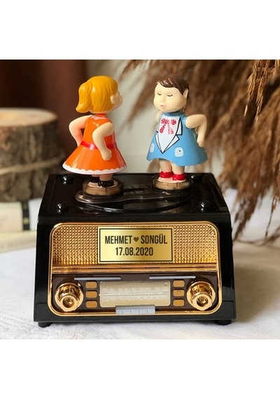 Mobgift Kişiye Özel Radyo Üzerinde Öpüşen Çift Kurmalı Müzik Kutu (544095055)