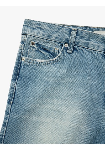 Koton Taş Detaylı Pamuklu Rahat Kalıp Mini Denim Şort Açık İndigo 6sal40235md