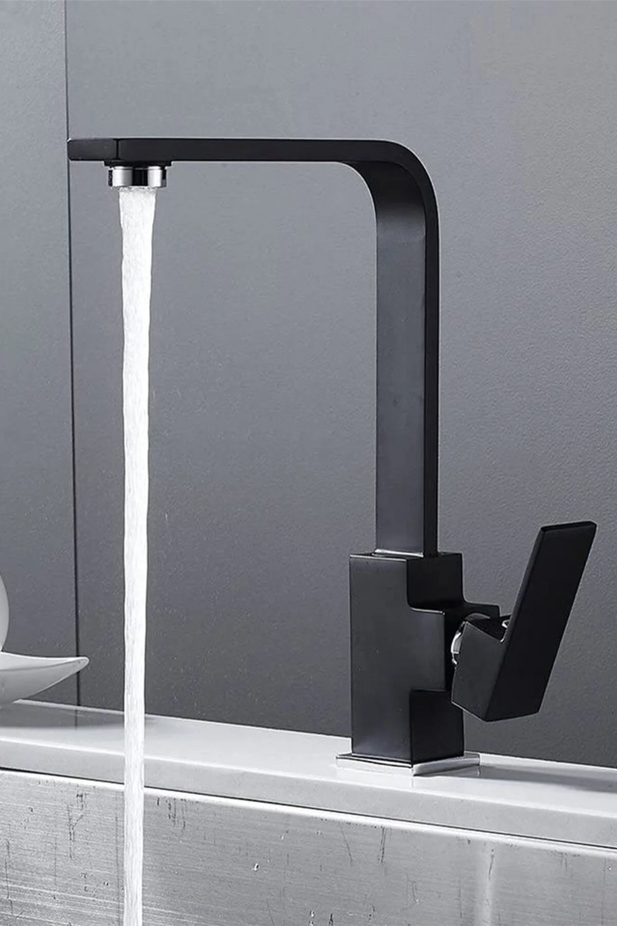 Siyah Kare Banyo Lavabo Bataryası Modern Ve Dayanıklı