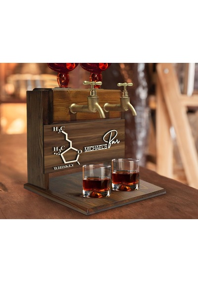 Bk Gift Kişiye Özel Kabartma Viski Tasarımlı İsimli Çift Musluklu Doğal Ahşap İçki Standı-2, İçki Standı, Doğum Günü Hediyesi, Ev Hediyesi Kobitmeyen1