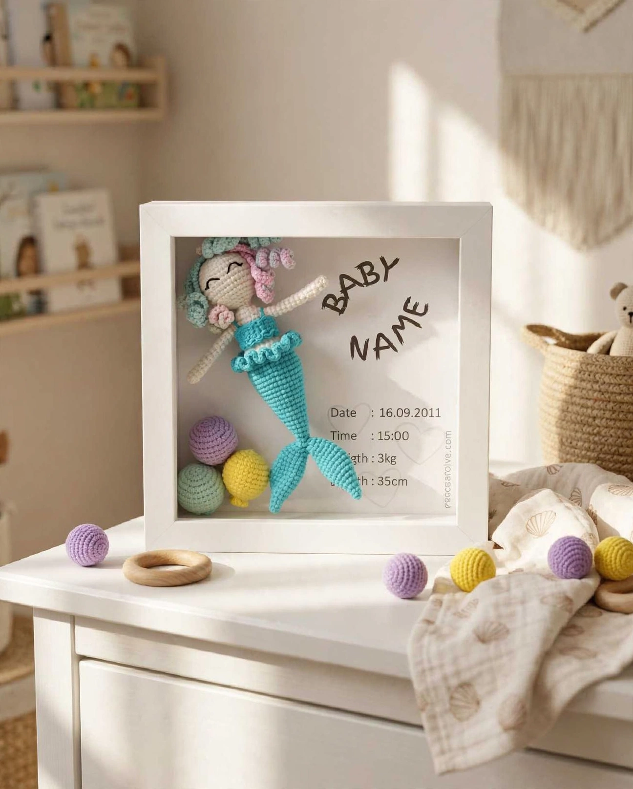 Kişiye Özel 3d Amigurumi Bebek Hatıra Çerçevesi : Deniz Kızı Beyaz Ahşap