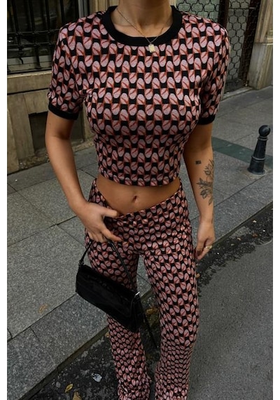 Dar Kalıplı Brenda Desenli Bisiklet Yakalı Kadın Crop Ve Pantolon Takımı Çok Renkli Multi Dar Kalıplı Brenda Desenli Bisiklet Yakalı Kadın Crop Ve Pantolon Takımı Çok Renkli Multi