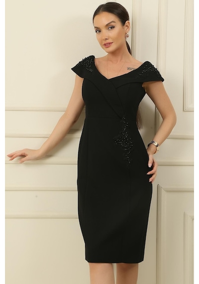 By Saygı Madonna Yaka Aplikli Astarlı Krep Elbise-35916-siyah