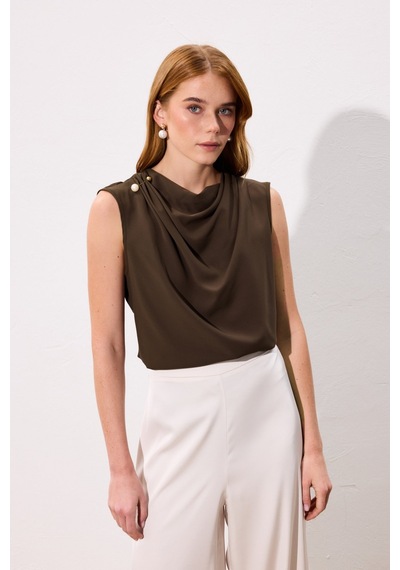 Sateen İnci Broşlu Degaje Bluz - Kahve-136737 kahve