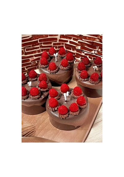 Çikolata Çilekli Pasta Mum 1 Adet - 8x8 Cm Hediyelik, Sunum, Kahve Yanı Görsel Şölen