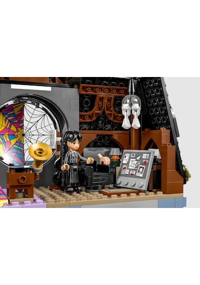 LEGO® Wednesday: Wednesday ve Enid’in Yurt Odası 76781 -10 Yaş ve Üzeri 4 Mini Bebek Figürü İçeren Yaratıcı Oyuncak Yapım Seti (750 Parça)