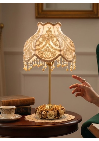 Ekru Kadife Kaplı Çiçek Dekorlu Gold İşlemeli Başlık Gold Metal Çiçek Ayaklı Klasik Abajur 50x25cm