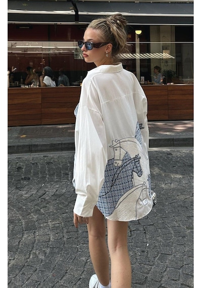 Fashion Cocktail Arkası At İşlemeli Kabartma Ekose Tüvit Düğmeli Cepli Asimetrik Ofis Yama İşi Tasarım Gömlek Mavi Fashion Cocktail Arkası At İşlemeli Kabartma Ekose Tüvit Düğmeli Cepli Asimetrik Ofis Yama İşi Tasarım Gömlek Mavi