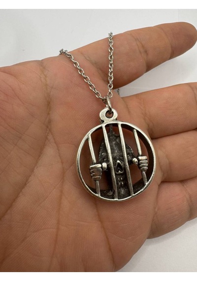Behind Bars Kuru Kafa Figürlü Unisex Kolye Parmaklıklar Ardında Asi Ruhun Temsilcisi Çok renkli