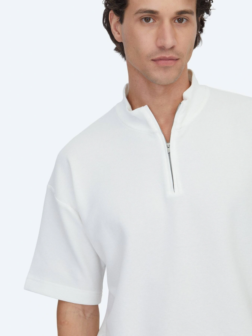 Kip Ekru Desenli Dik Yaka T-shirt Ekru