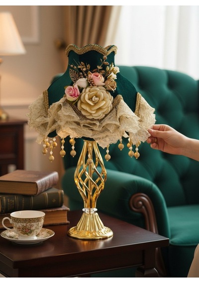 Hürrem Yeşili Kadife Kaplı Çiçek Süslemeli Başlık Gold Metal Burgu Ayaklı Klasik Abajur 50x30cm Yeşil