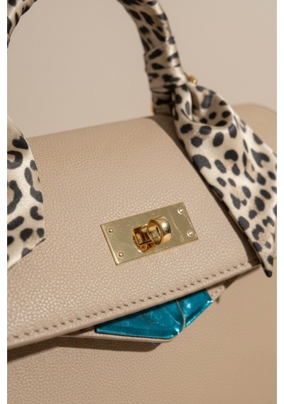 Vellabags Bej Kadın El Çantası Gold Kilitli, Leopar Fular Detaylı Şık Modern Tasarım Bej - Pembe