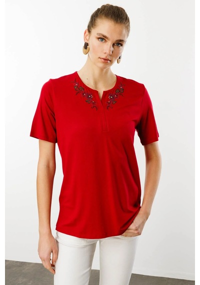 Desen Triko Açma Yaka Nakış İşlemeli Penye Kadın T-shirt 25700 Kırmızı