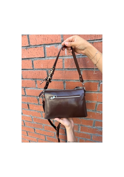 Just Polo Kadın Premium Şal Detaylı Yumuşak Deri Ayarlanabilir Askılı Çapraz El Ve Omuz Çantası Ebat : 28 X 18 Cm Rugan Kahverengi