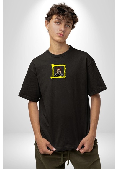 Fantastik Sanatsal Yeni Nesil Kırmızı Bere El İle Dürbün Siyah Oversize Unisex Ön Orta Minimal Baskılı Tişört Siyah Fantastik Sanatsal Yeni Nesil Kırmızı Bere El İle Dürbün Siyah Oversize Unisex Ön Orta Minimal Baskılı Tişört Siyah